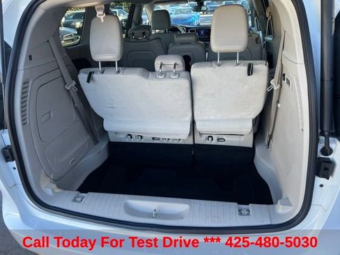 Used 2017 Chrysler Pacifica Limited w/ Tire & Wheel Group FWD image 15