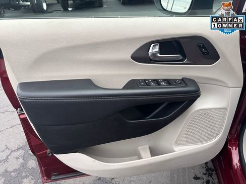 Used 2023 Chrysler Pacifica Touring-L FWD image 12