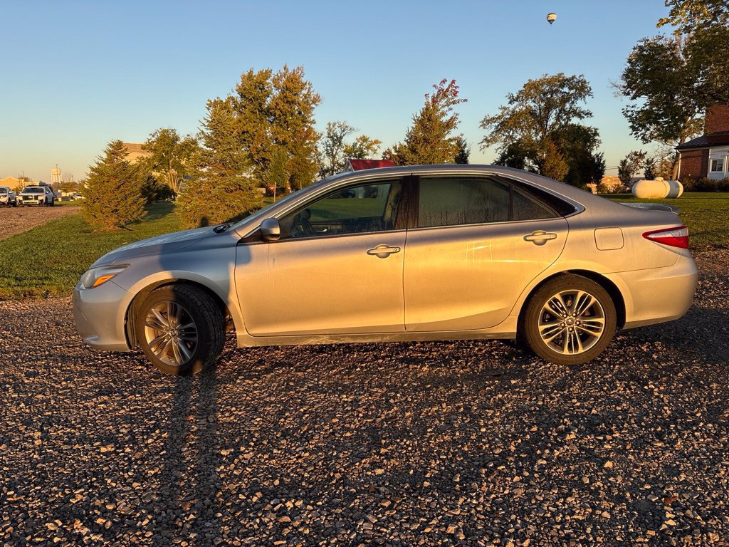 Used 2015 Toyota Camry SE w/ Moonroof Package FWD image 7
