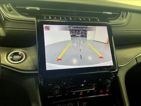 Used 2024 Jeep Grand Cherokee Limited image 22