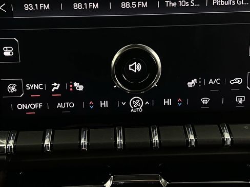 Used 2025 GMC Yukon XL Denali image 22