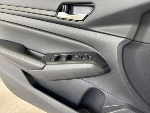 Used 2025 Nissan Altima 2.5 SV FWD image 18