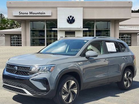 Used 2024 Volkswagen Taos SE image 1