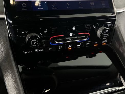 Used 2023 Jeep Grand Cherokee Limited image 21