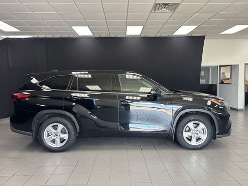 Used 2022 Toyota Highlander L FWD image 2