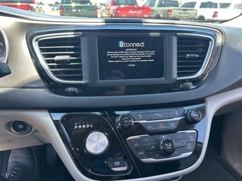 Used 2020 Chrysler Pacifica Touring FWD image 13