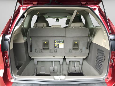 Certified 2020 Toyota Sienna XLE w/ XLE Navigation Package AWD/4WD image 9