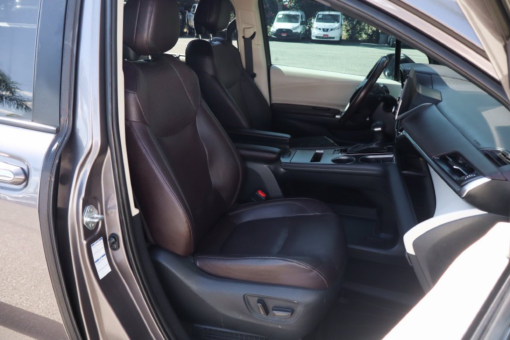 Used 2021 Toyota Sienna Platinum AWD/4WD image 48