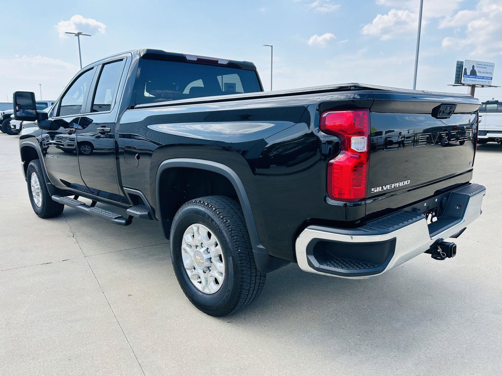 Used 2024 Chevrolet Silverado 2500 LT AWD/4WD image 33