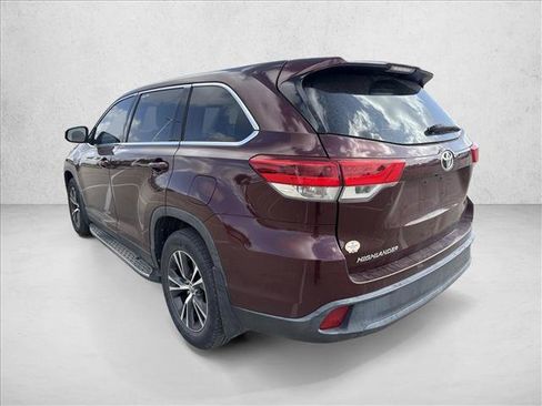 Used 2019 Toyota Highlander LE FWD image 5