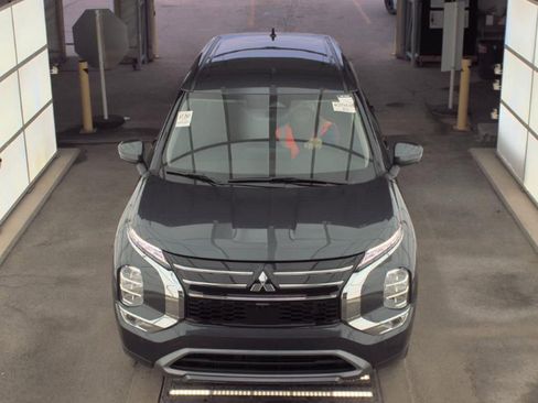 Used 2025 Mitsubishi Outlander SE image 2