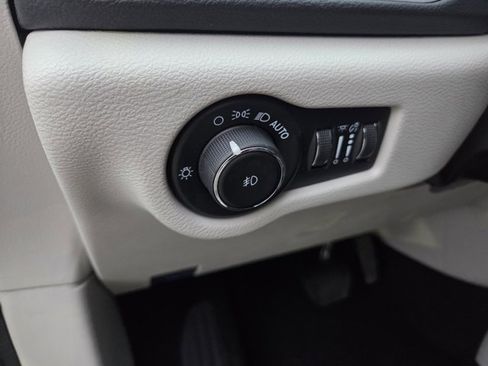 Used 2023 Chrysler Pacifica Touring-L image 10