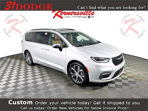 New 2026 Chrysler Pacifica Pinnacle image 1