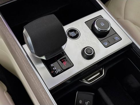 Used 2023 Land Rover Range Rover Long Wheelbase SE image 19