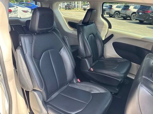 Used 2024 Chrysler Pacifica Limited FWD image 31