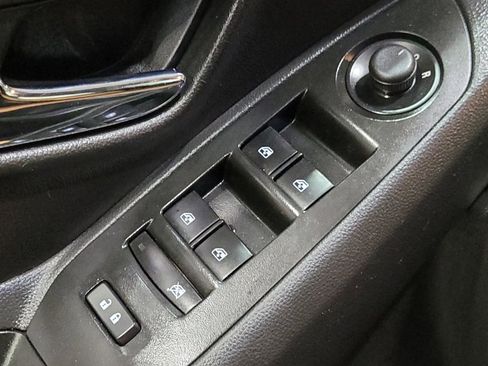Used 2020 Chevrolet Trax LT w/ LT Convenience Package FWD image 27