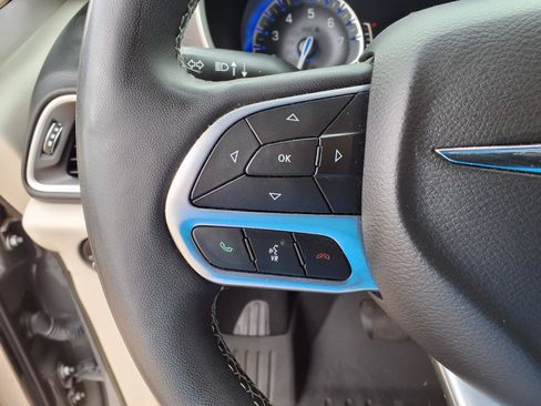 Used 2022 Chrysler Pacifica Touring-L FWD image 19