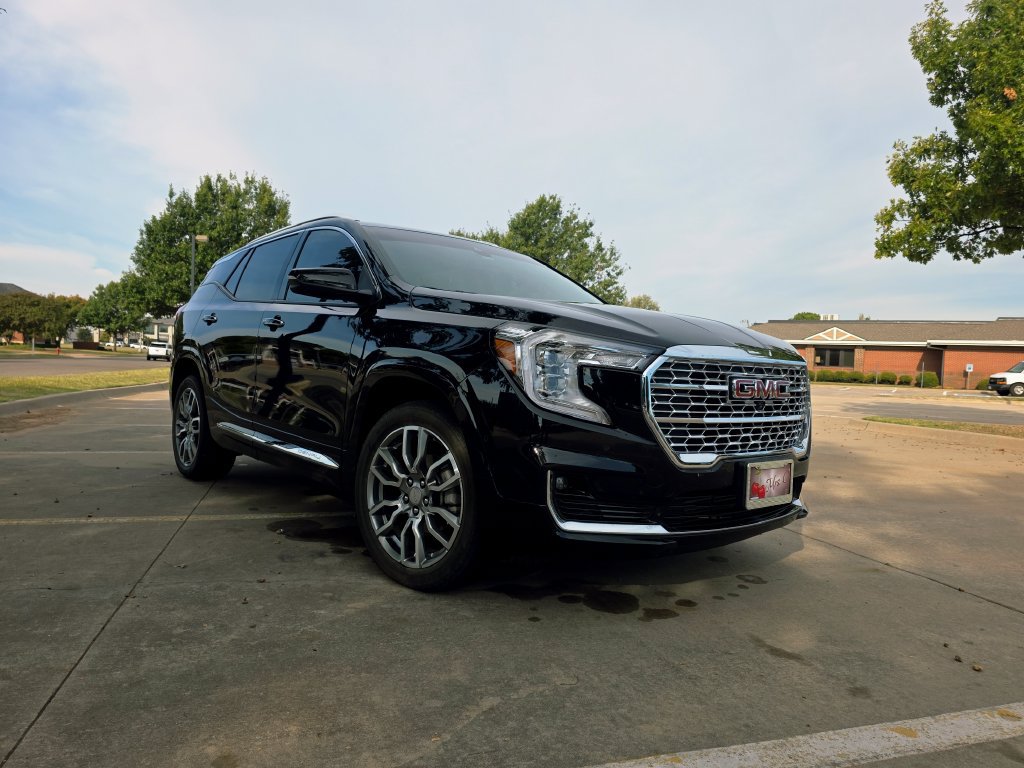 Used 2024 GMC Terrain Denali w/ Denali Premium Package AWD/4WD image 8