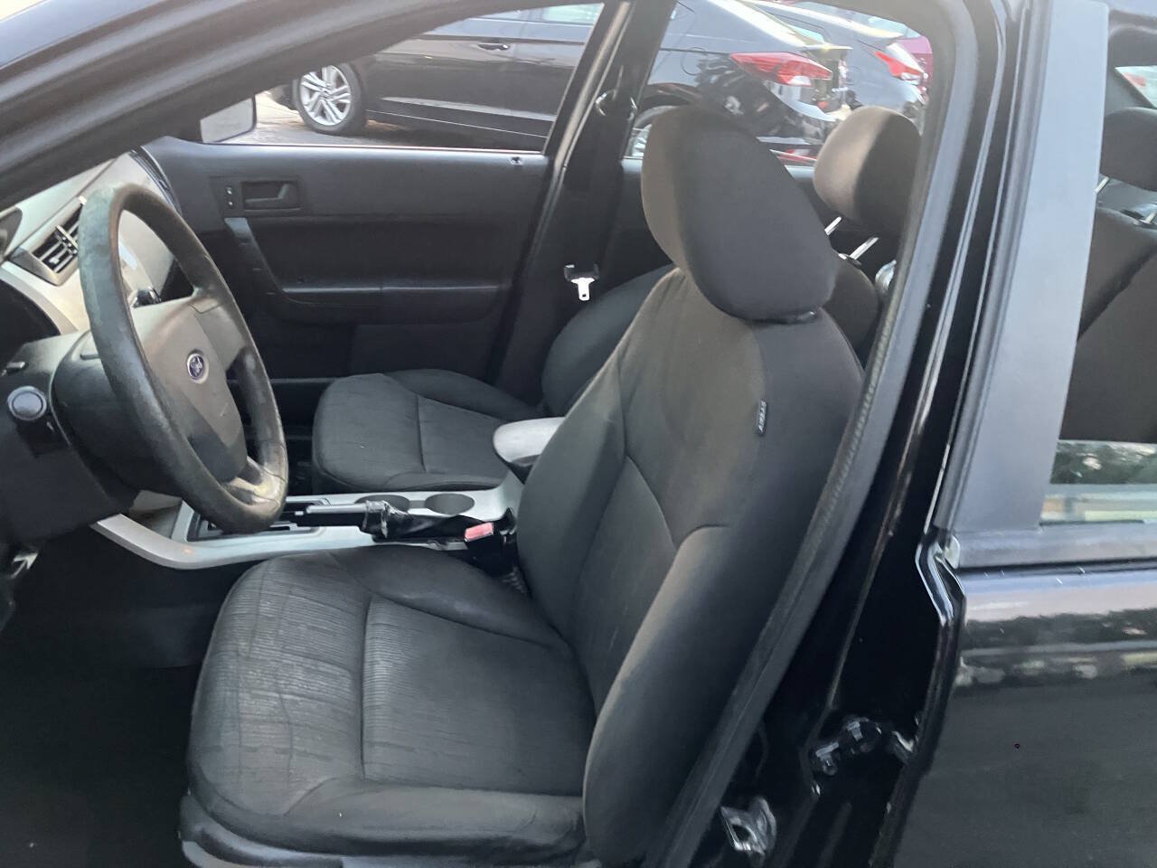 Used 2010 Ford Focus SE FWD image 27