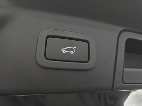 Used 2019 Land Rover Range Rover Velar R-Dynamic SE image 30