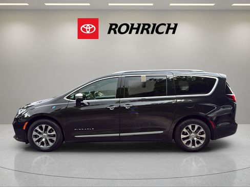 Used 2023 Chrysler Pacifica Pinnacle FWD image 9