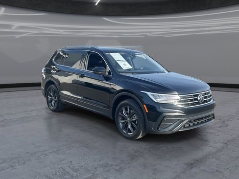 Used 2023 Volkswagen Tiguan SE w/ Panoramic Sunroof Package FWD image 2