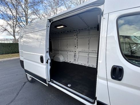 Used 2025 RAM ProMaster 2500 w/ Convenience Group image 23