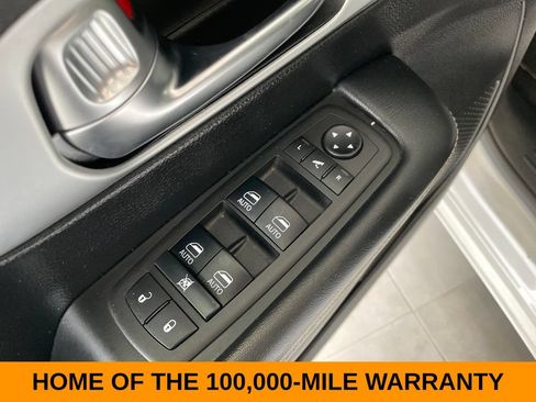 Used 2025 Chrysler Pacifica Limited FWD image 12