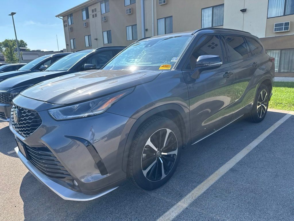 Used 2022 Toyota Highlander XSE AWD/4WD image 7