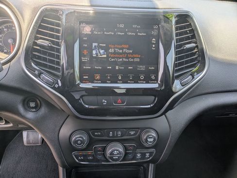 Used 2019 Jeep Cherokee Limited AWD/4WD image 16