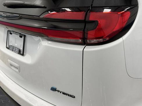 Used 2024 Chrysler Pacifica Select image 33
