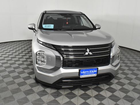 Used 2024 Mitsubishi Outlander ES image 3
