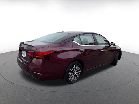 Used 2025 Nissan Altima 2.5 SV FWD image 12