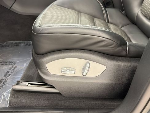 Used 2025 Porsche Macan image 13