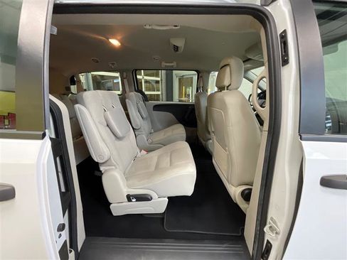 Used 2019 Dodge Grand Caravan SE w/ UConnect Hands-Free Group image 19