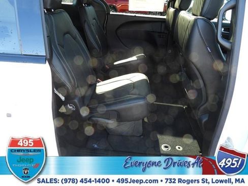 New 2026 Chrysler Pacifica Select image 11