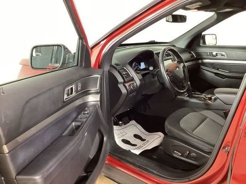 Used 2018 Ford Explorer XLT w/ Equipment Group 201A AWD/4WD image 9