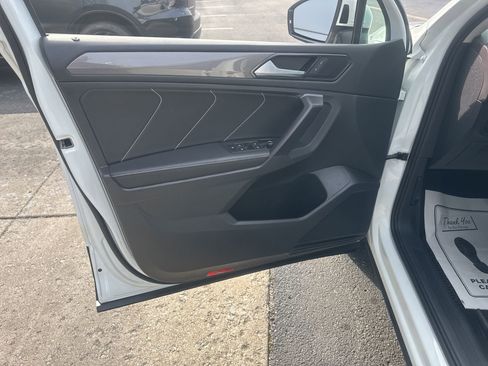 Used 2023 Volkswagen Tiguan SE w/ Panoramic Sunroof Package image 22