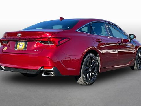 Used 2022 Toyota Avalon XLE FWD image 2