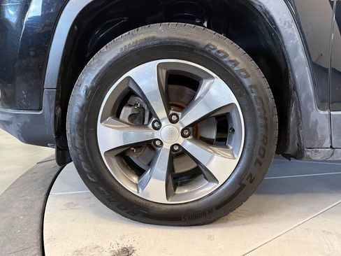 Used 2019 Jeep Cherokee Limited image 27