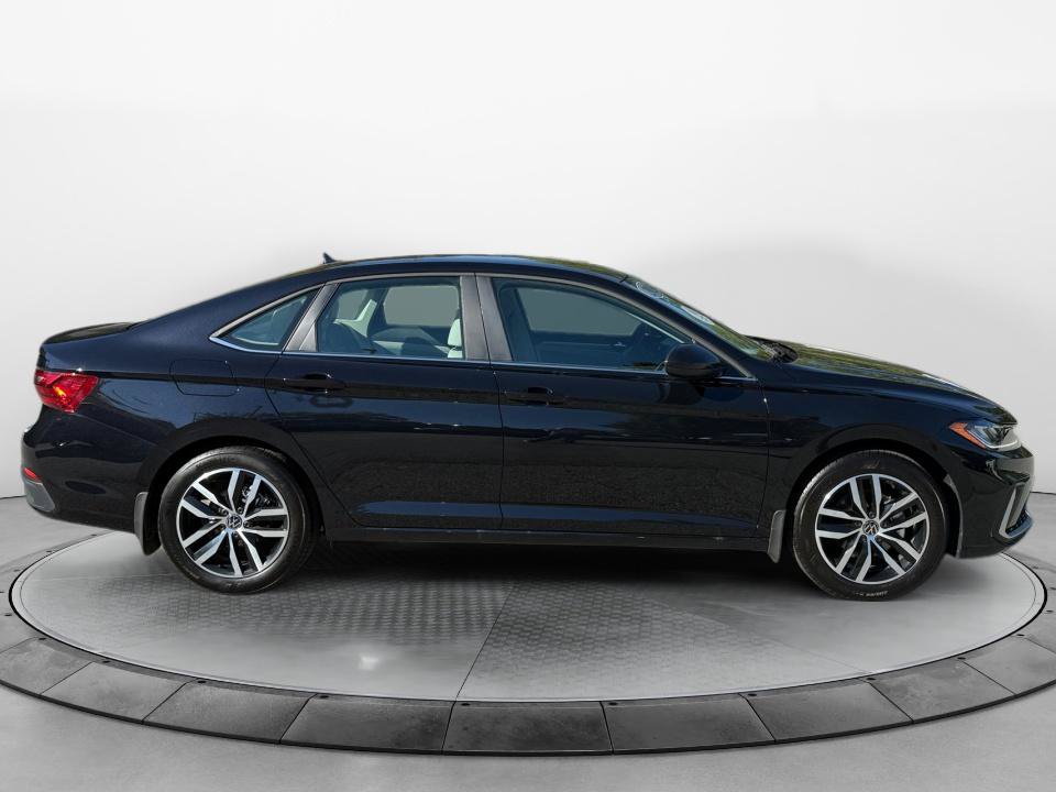 Certified 2026 Volkswagen Jetta SE FWD image 8