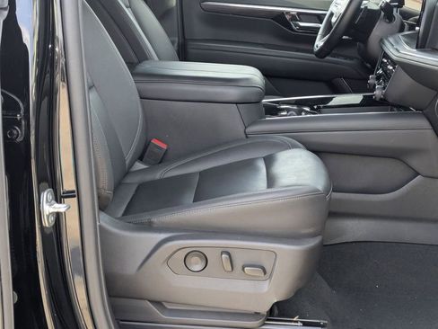 Used 2025 Chevrolet Suburban Z71 AWD/4WD image 30