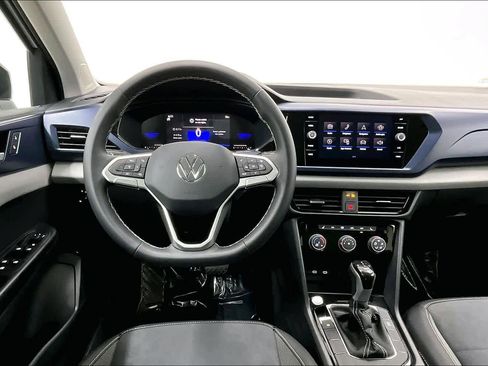 Used 2023 Volkswagen Taos SE w/ Panoramic Sunroof Package FWD image 6