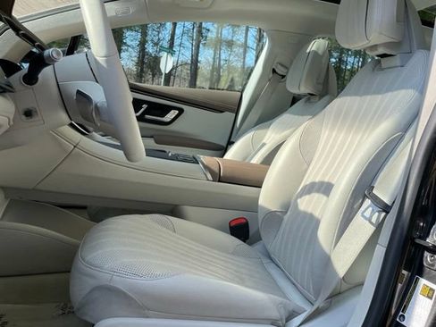 Used 2022 Mercedes-Benz EQS 580 4MATIC Sedan image 2