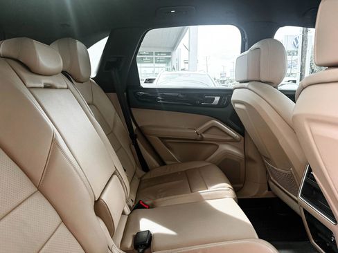 Used 2020 Porsche Cayenne image 26