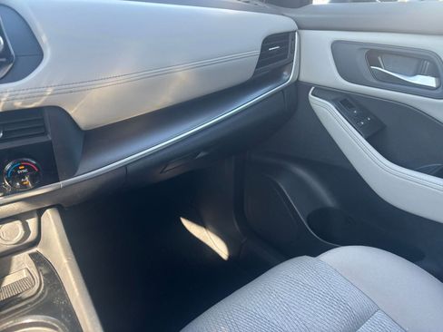 Used 2025 Nissan Rogue SV FWD image 37