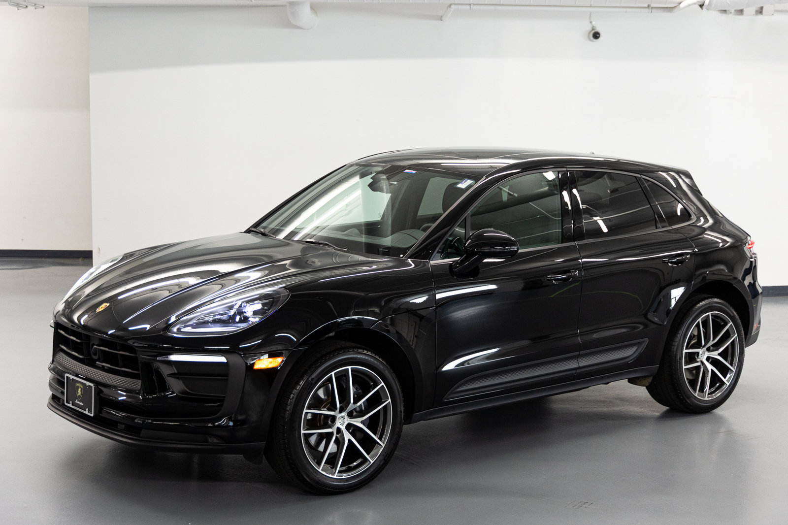 Used 2025 Porsche Macan AWD/4WD image 2