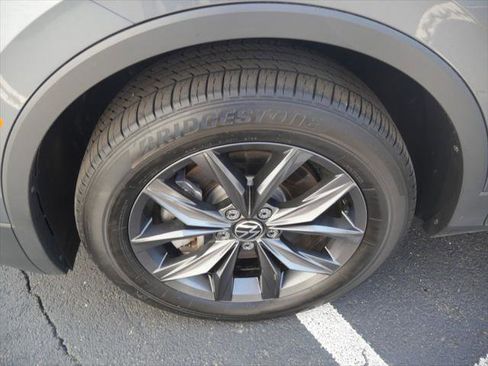 Used 2023 Volkswagen Tiguan SE w/ Panoramic Sunroof Package AWD/4WD image 13