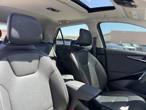 Used 2024 Kia Niro SX Touring FWD image 39