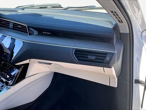 Used 2022 Audi e-tron Premium Plus w/ Premium Plus Package image 14